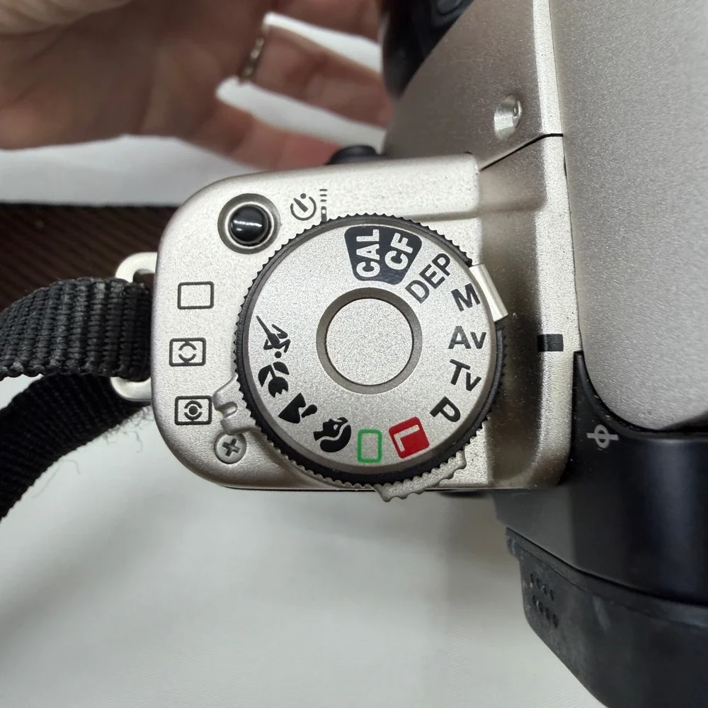 Canon EOS Elan II E 35mm SLR Film Camera 28-80mm Lens BP-50 Battery Pack Japan